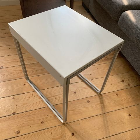 2stk stue/nattbord fra IKEA gis bort mot henting
