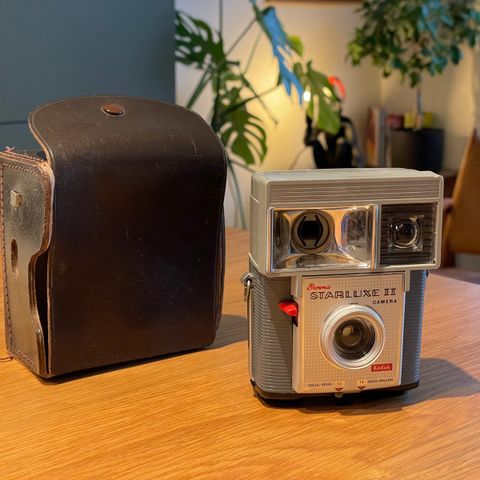 Vintage kamera - Kodak Brownie Starluxe II, med skinneske