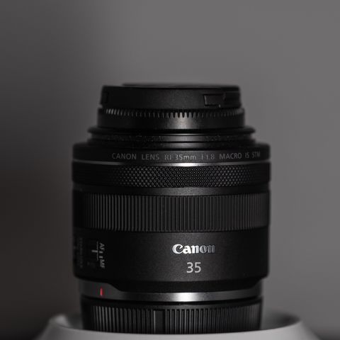 Canon RF 35mm f/1.8 Macro IS STM