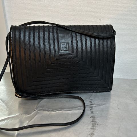 Lekker vintage 80’s Fendi FF skulderveske i skinn!Meget god stand tross alder.