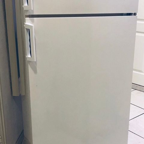 Kjøleskap med fryser/ kombiskap. Zanussi.Høyde:: 140 cm. Kan leveres.
