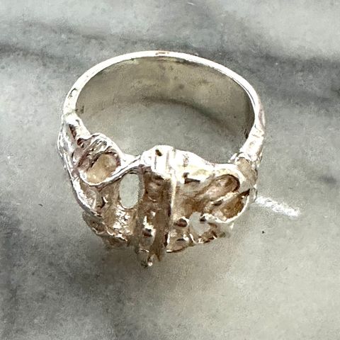 Fin ring fra Juhls Sølvsmie Kautokeino.  For salg.