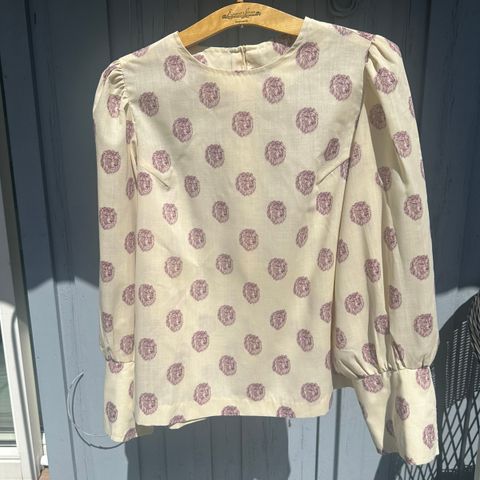 Bluse/topp med løvehoder