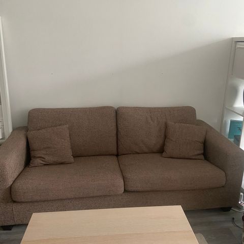 Sofa, lenestol og 2 puffer