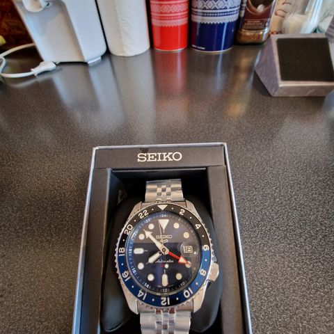 Selger splitter ny Seiko 5 Sports Automatic GMT modell