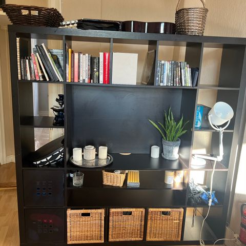 Stor IKEA hylleseksjon med plass til tv