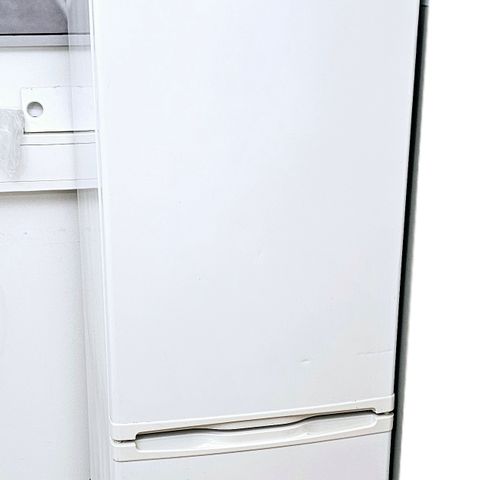 Kjøleskap med fryser Høyde ca 178cm. Selges for 1250kr