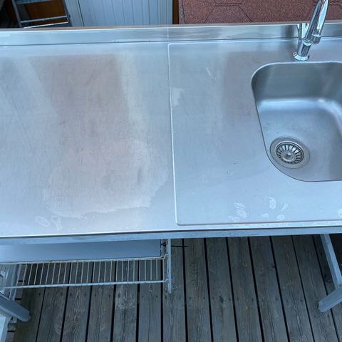 Kjøkkenbenk med vask i rustfritt stål