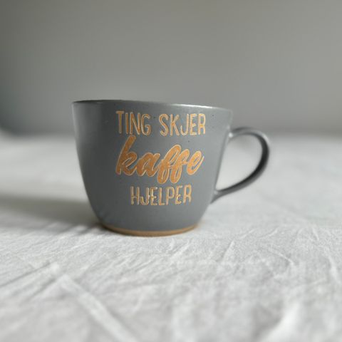 Stor kaffekopp - «Ting skjer kaffe hjelper»