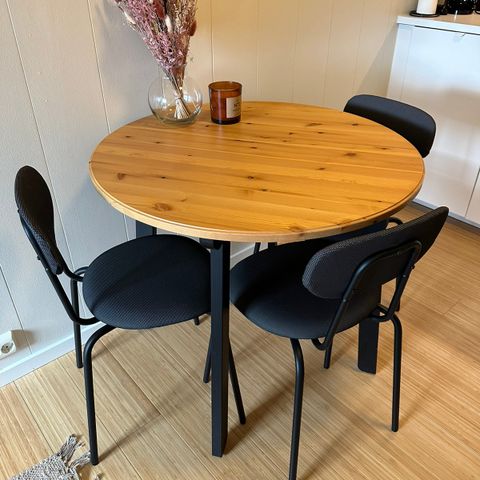 Lite og praktisk spisebord med stoler fra IKEA selges