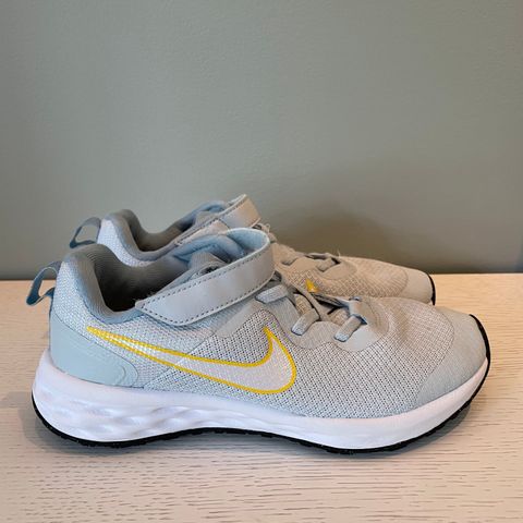 Nike joggesko str 35 (US 3 Y)