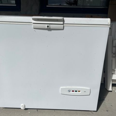 Electrolux fryser 230 L , defekt