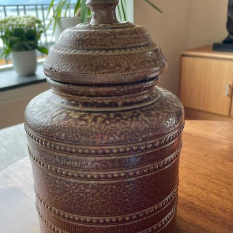 Gammel portugisisk pyntekrukke/urne med lokk
