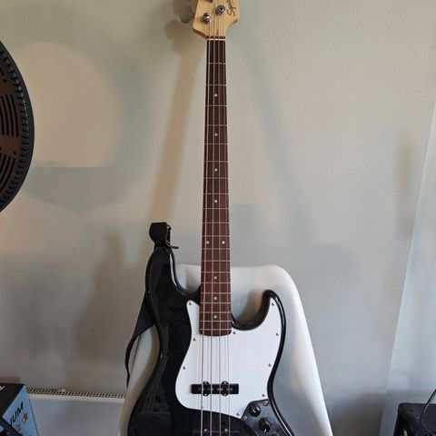 Squier Jazz bass by Fender m/utstyr