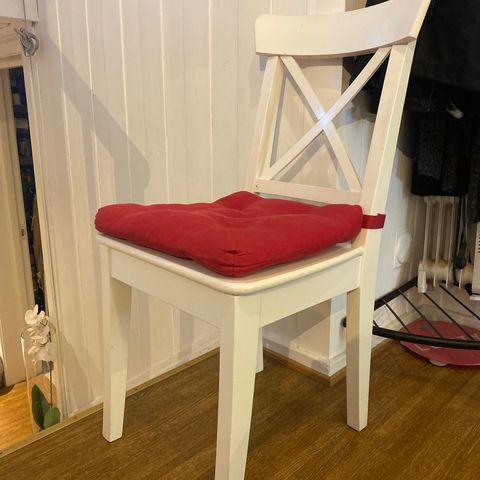 Hvit stol med rød sittepute