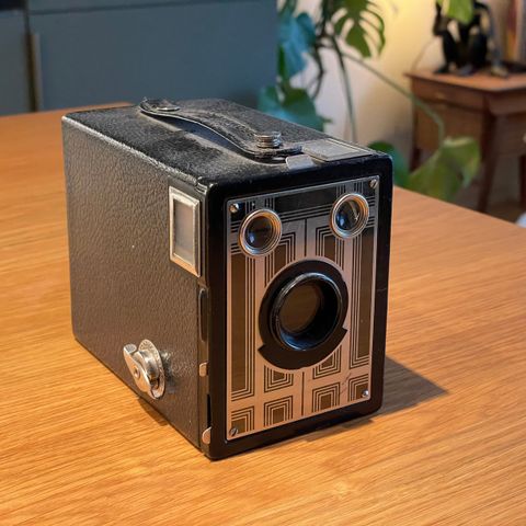 Vintage kamera - Kodak Brownie Six-20 Junior, med skinneske