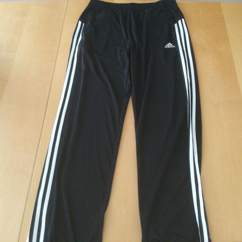 Adidas joggebukser. Størrelse 18 år. Som ny!