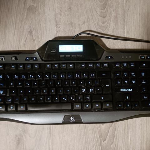 G510 tastatur med programbar skjerm, knapper og RGB