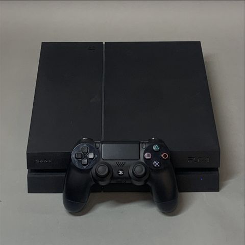 Playstation 4 komplett med håndkontroll og kabler.