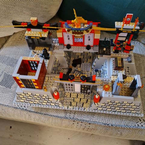 Lego Ninjago borg til salgs