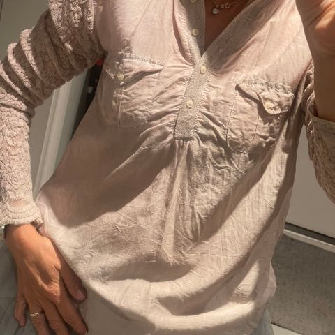 Rosa bluse / topp med skimmer, blonder, silke til dame str S fra Copenhagen Luxe