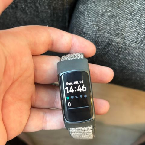 Fitbit charge 5 med ekstra reimer