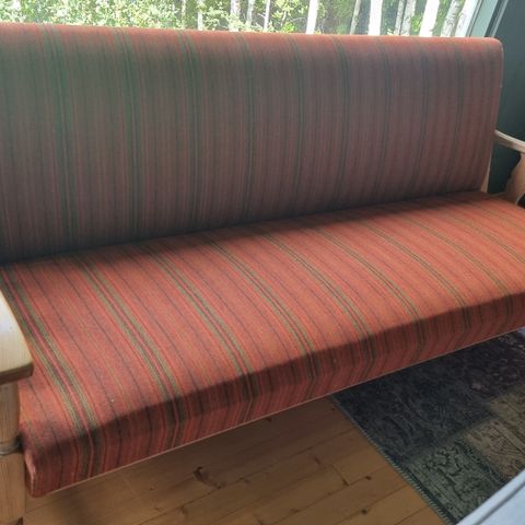 Gammel sofa fra Skjåk Snekkeri AL, grantre med originalt ullstoff 1972