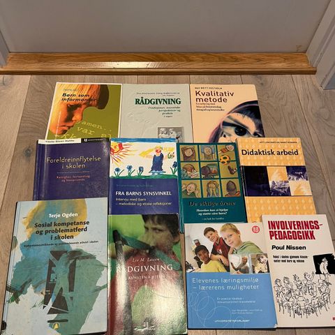Fagbøker innen pedagogikk/rådgivning/kvalitativ metode gis bort