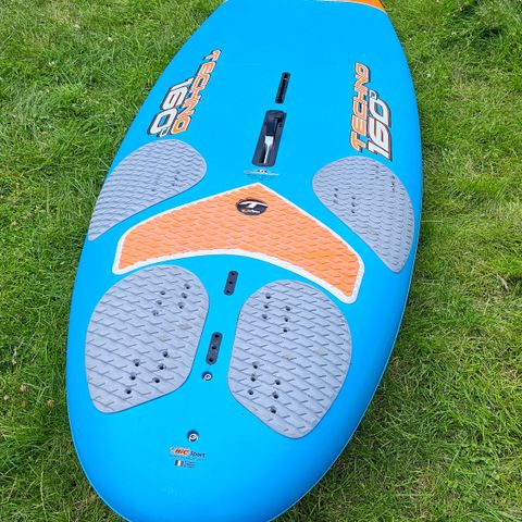 Bic (TAHE) Techno 160d windsurf brett og Vandal Venture seilrigg.