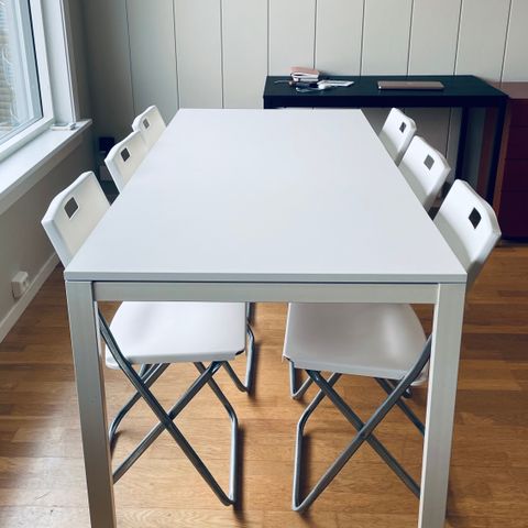 Hvit IKEA bord med 6 sammenleggbare stoler – 450 kr