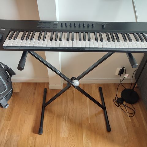 MIDI keyboard Komplete Kontrol A61 + stativ