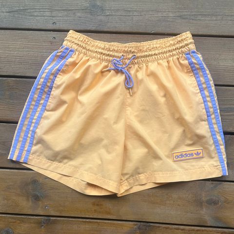 Adidas shorts fersken-oransje farge