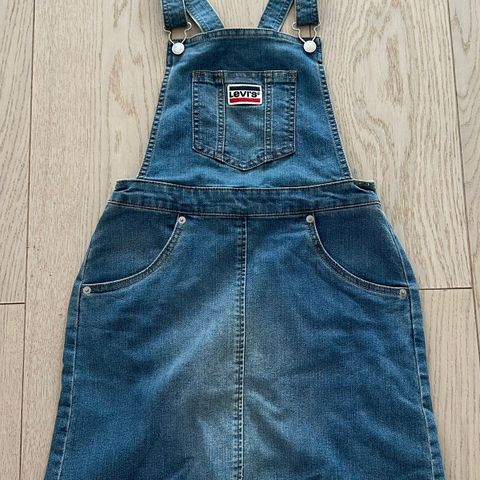 Levis kjole str. 152 selges, som ny!