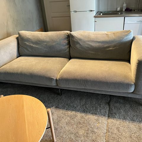 Brukt lys grå sofa selges