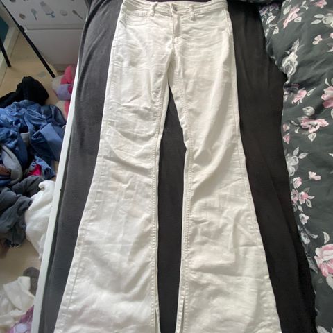 Hvit sleng bukse med splitt i bunnen for 11-12 år