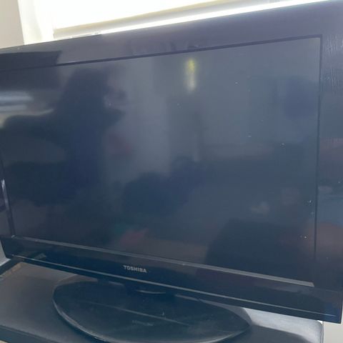 32 tommer eldre flatskjerm tv m/ fjernkontroll