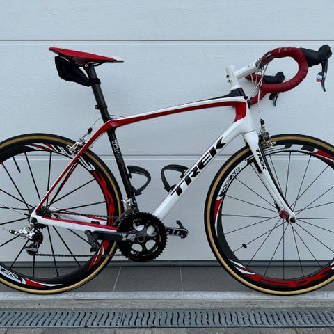 Trek Domane 6.9 e2 Project One m/ to hjulsett og ekstra utstyr