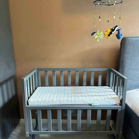 Bedside crib fra Carena