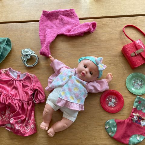 Babydukke med klær og tilbehør til salgs!