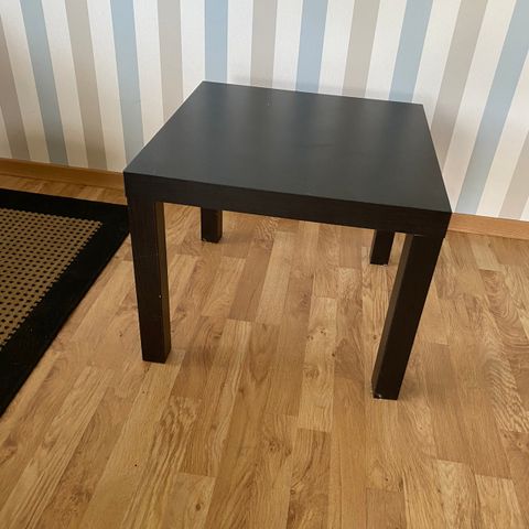 Lite svart bord RESERVERT