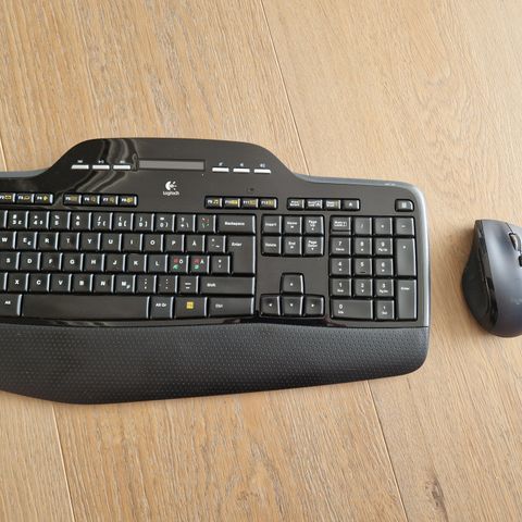 Logitech MK710 tastatur og mus.