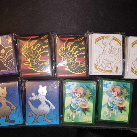 Pokemon kort - 9 UÅPNET pakker med sleeves fra ulike serier