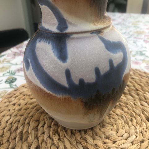 Fin vase i keramikk
