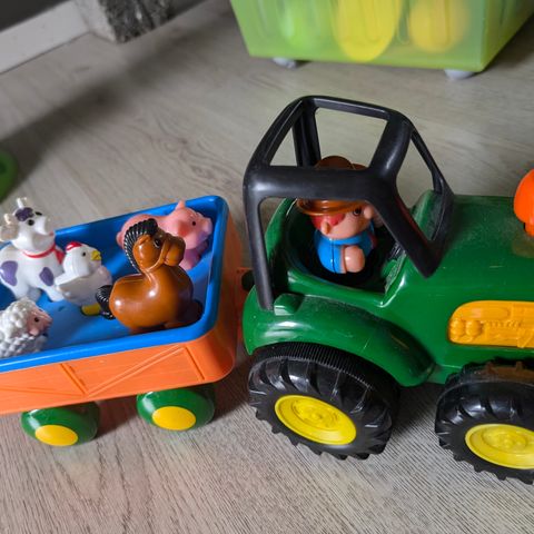 Traktor med henger og dyr