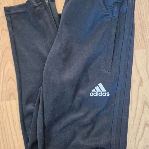 Adidas bukse str 140