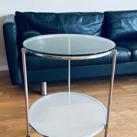 Elegant, rundt sofabord i glass med hjul – 300 kr