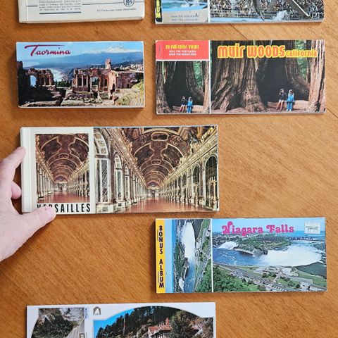 7 stk eldre postkort-hefter, 50- til 70-tallet.