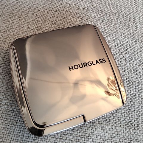 Hourglass bronzer pudder