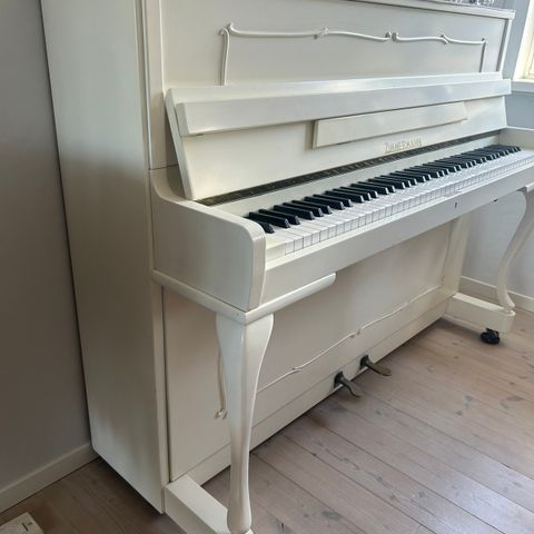 Hvit eldre piano gis bort