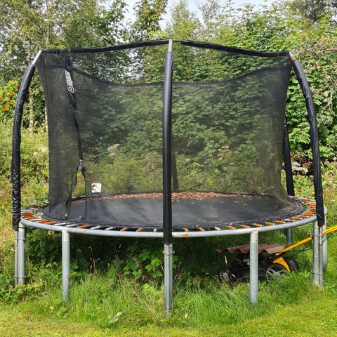 Trampoline gis bort